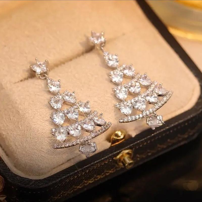 "Juletre øredobber i strass og legering, glitrende design. Perfekte festlige smykker for damer, egnet for enhver anledning."