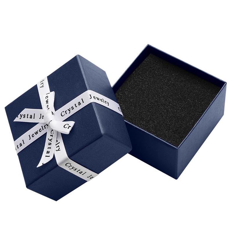 "Juletre øredobber i strass og legering, glitrende design. Perfekte festlige smykker for damer, egnet for enhver anledning."
