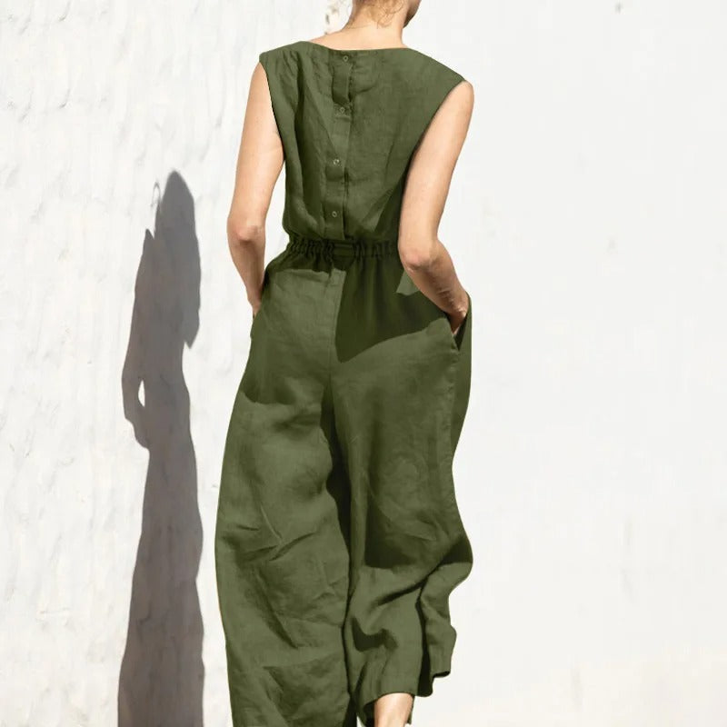 Modell iført komfortabel jumpsuit med høy midje og vid passform, perfekt for en elegant sommerdag.