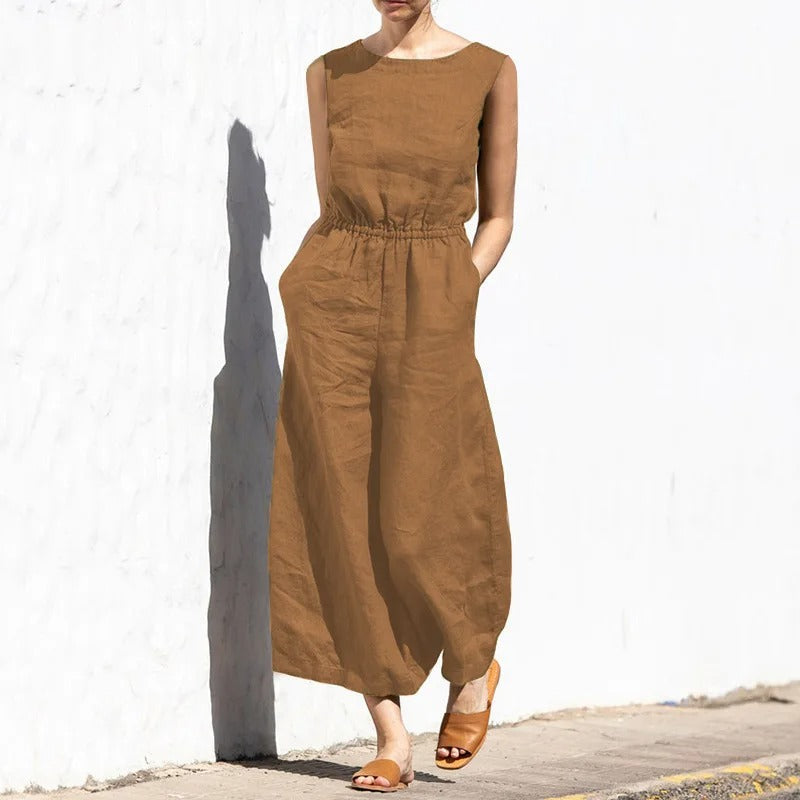 Casual sommer jumpsuit i lett stoff, ideell for varme dager med sin vide passform og avslappede stil.
