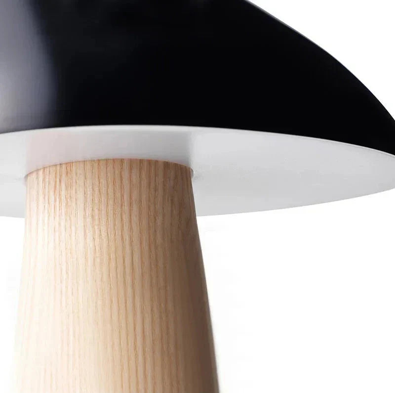 Juno bordlampe i skandinavisk stil med soppformet skjerm, metalliske detaljer og LED-lys, perfekt for moderne hjem.