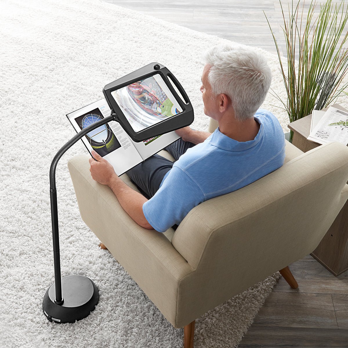 Ergonomisk gulvlampe med forstørrelse til leselys, egnet for eldre og de med synsutfordringer.