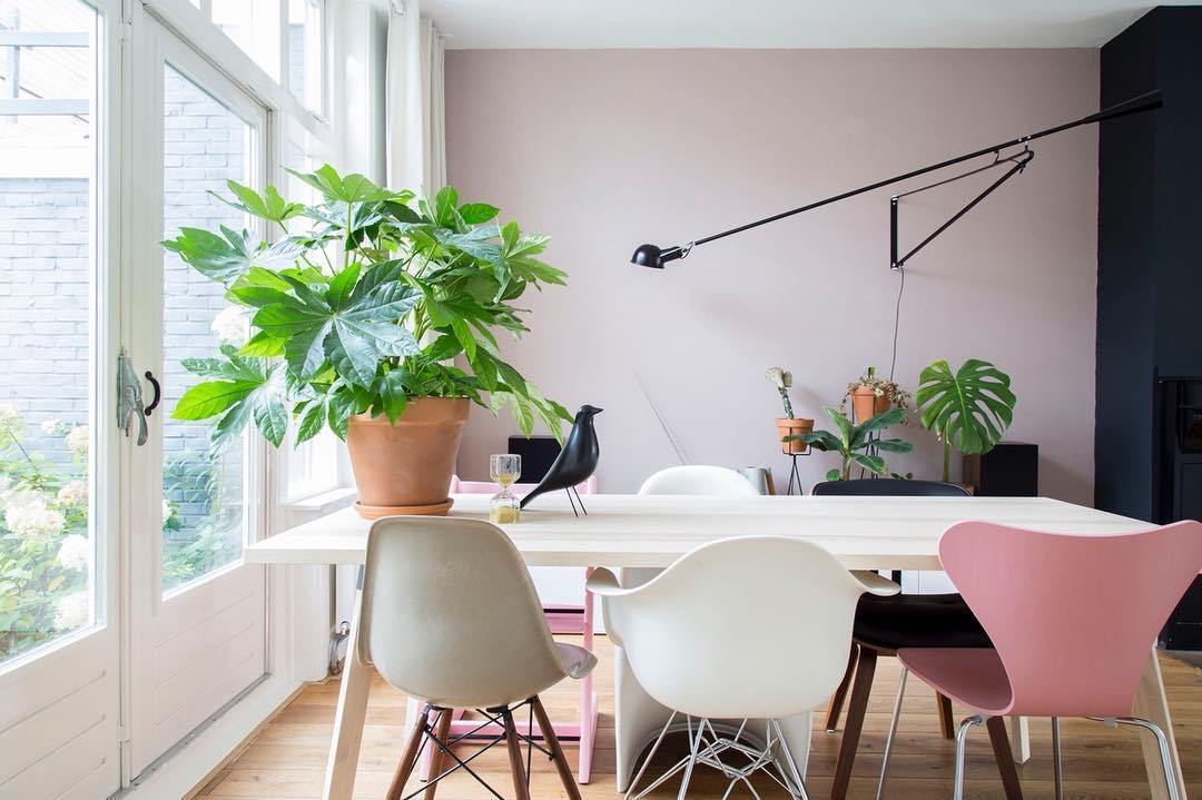 Matt svart justerbar vegglampe med slank industridesign. Perfekt som funksjonell belysning for hjemmet.