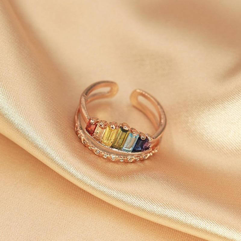 Justerbar ring med regnbue cubic zirconia steiner, kronemotiv i sølv, fine smykker.