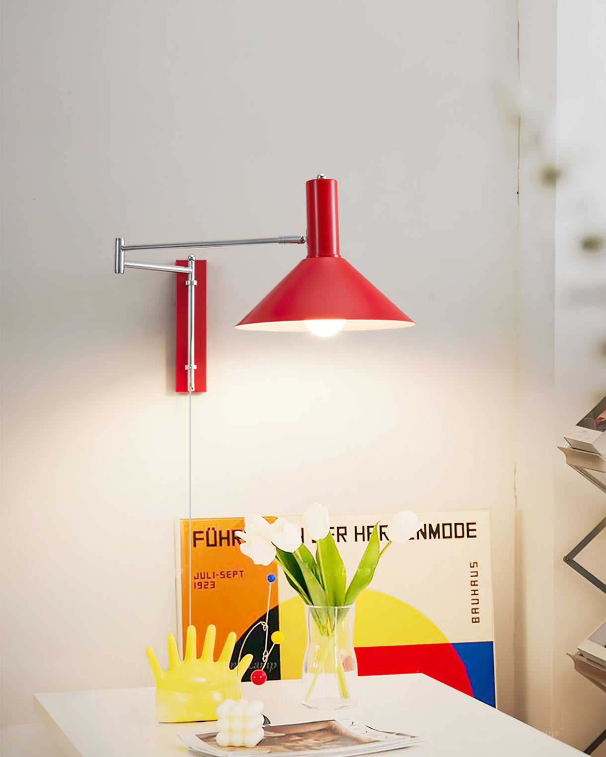 Elegant justerbar vegglampe, perfekt soveromsbelysning eller stemningsfull leselampe i stuen.
