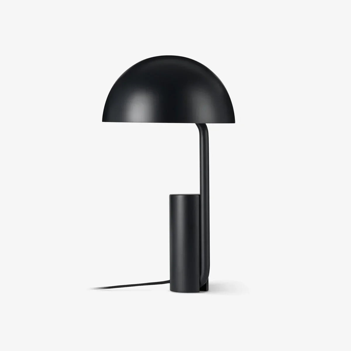 "Justerbar og stilfull Cap bordlampe med geometriske former, tilgjengelig i hvit, rosa og svart. Perfekt for moderne interiør
