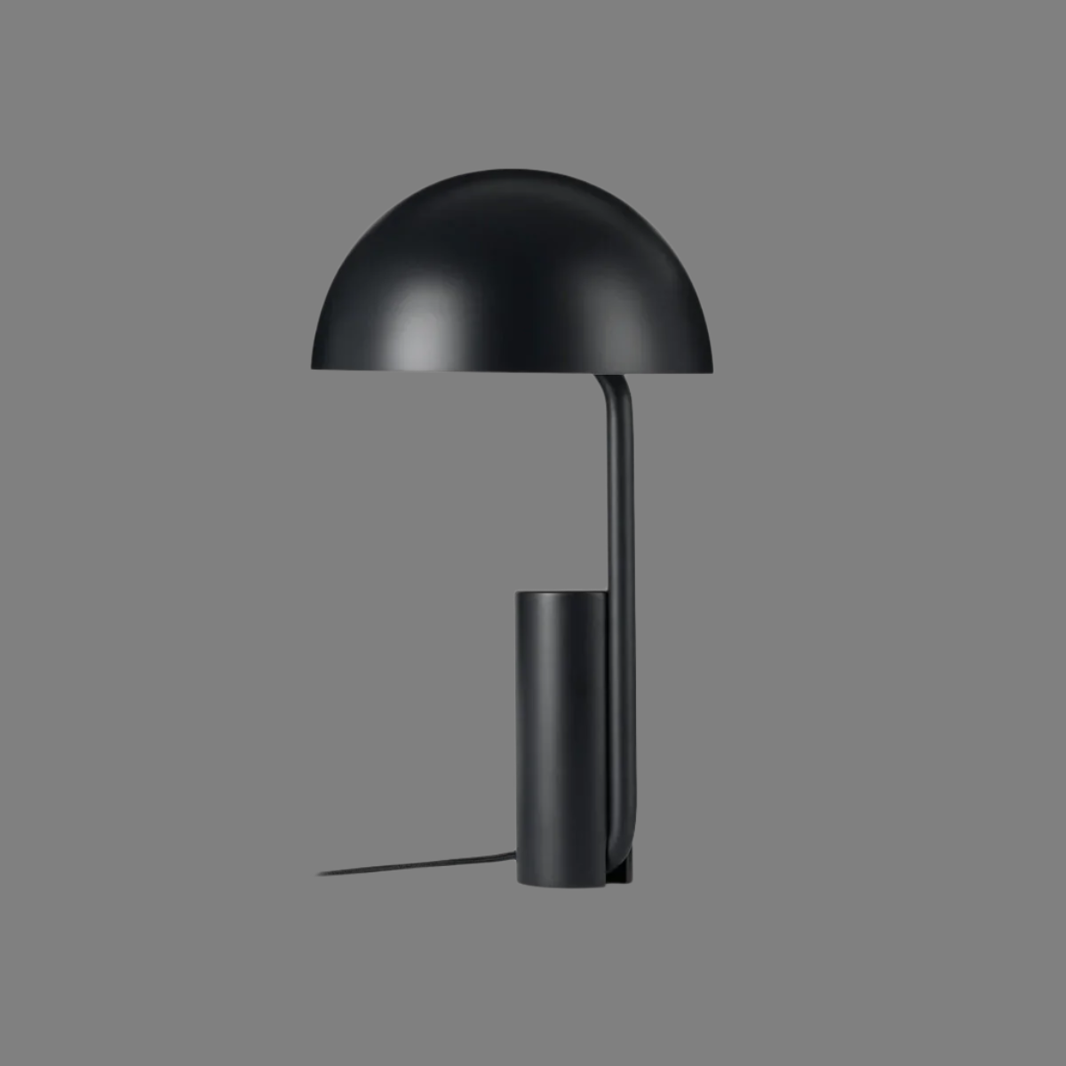 "Justerbar og stilfull Cap bordlampe med geometriske former, tilgjengelig i hvit, rosa og svart. Perfekt for moderne interiør