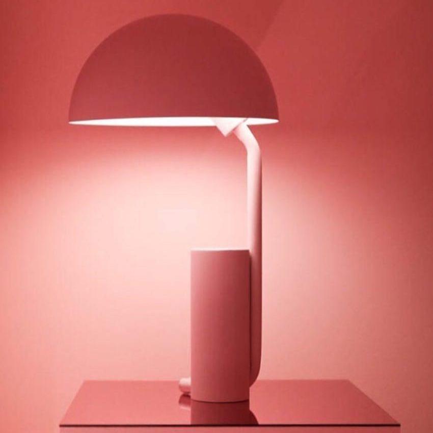 "Justerbar og stilfull Cap bordlampe med geometriske former, tilgjengelig i hvit, rosa og svart. Perfekt for moderne interiør