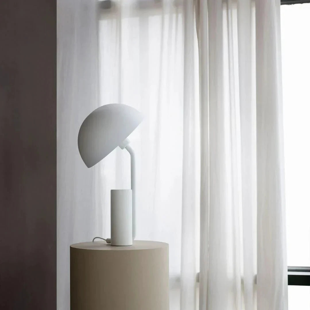 "Justerbar og stilfull Cap bordlampe med geometriske former, tilgjengelig i hvit, rosa og svart. Perfekt for moderne interiør