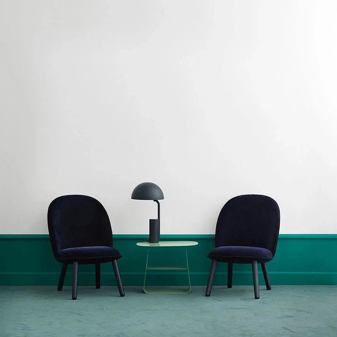 "Justerbar og stilfull Cap bordlampe med geometriske former, tilgjengelig i hvit, rosa og svart. Perfekt for moderne interiør