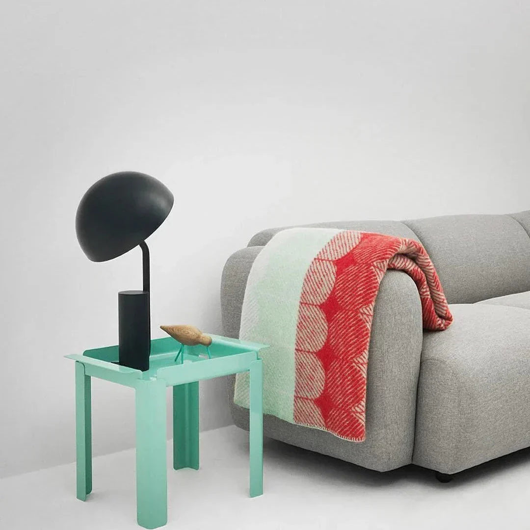 "Justerbar og stilfull Cap bordlampe med geometriske former, tilgjengelig i hvit, rosa og svart. Perfekt for moderne interiør