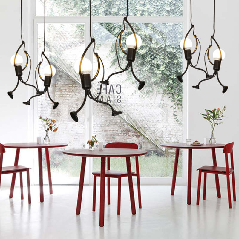 "Justerbar retro hengelampe med Iron Man design i geometrisk stil, bringer sjarm og nostalgi til interiøret ditt."