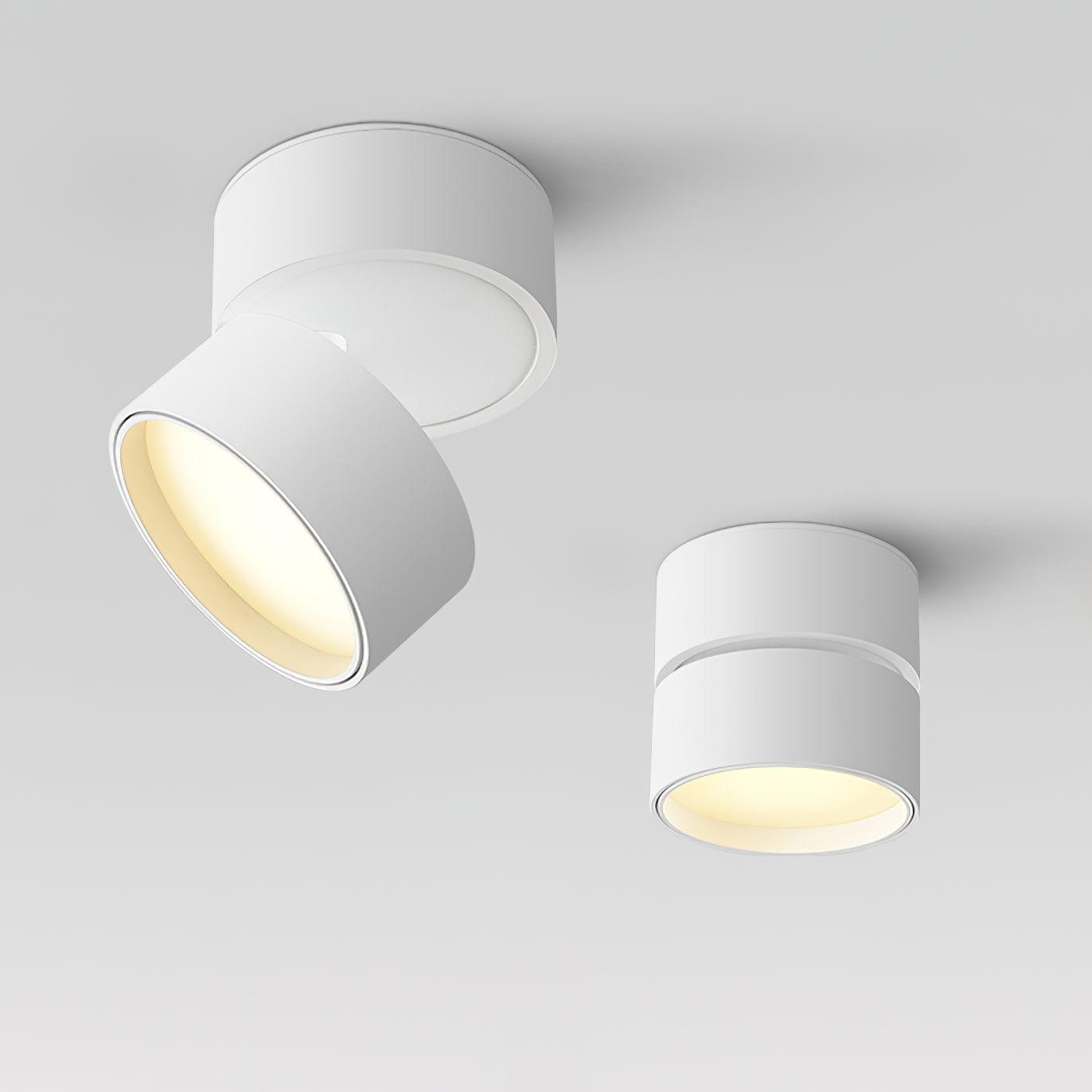"Justerbar Savvina LED-taklampe i elegant aluminium, varm hvit lys, allsidig belysning for moderne hjem."