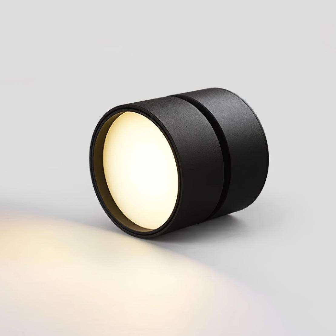 "Justerbar Savvina LED-taklampe i elegant aluminium, varm hvit lys, allsidig belysning for moderne hjem."
