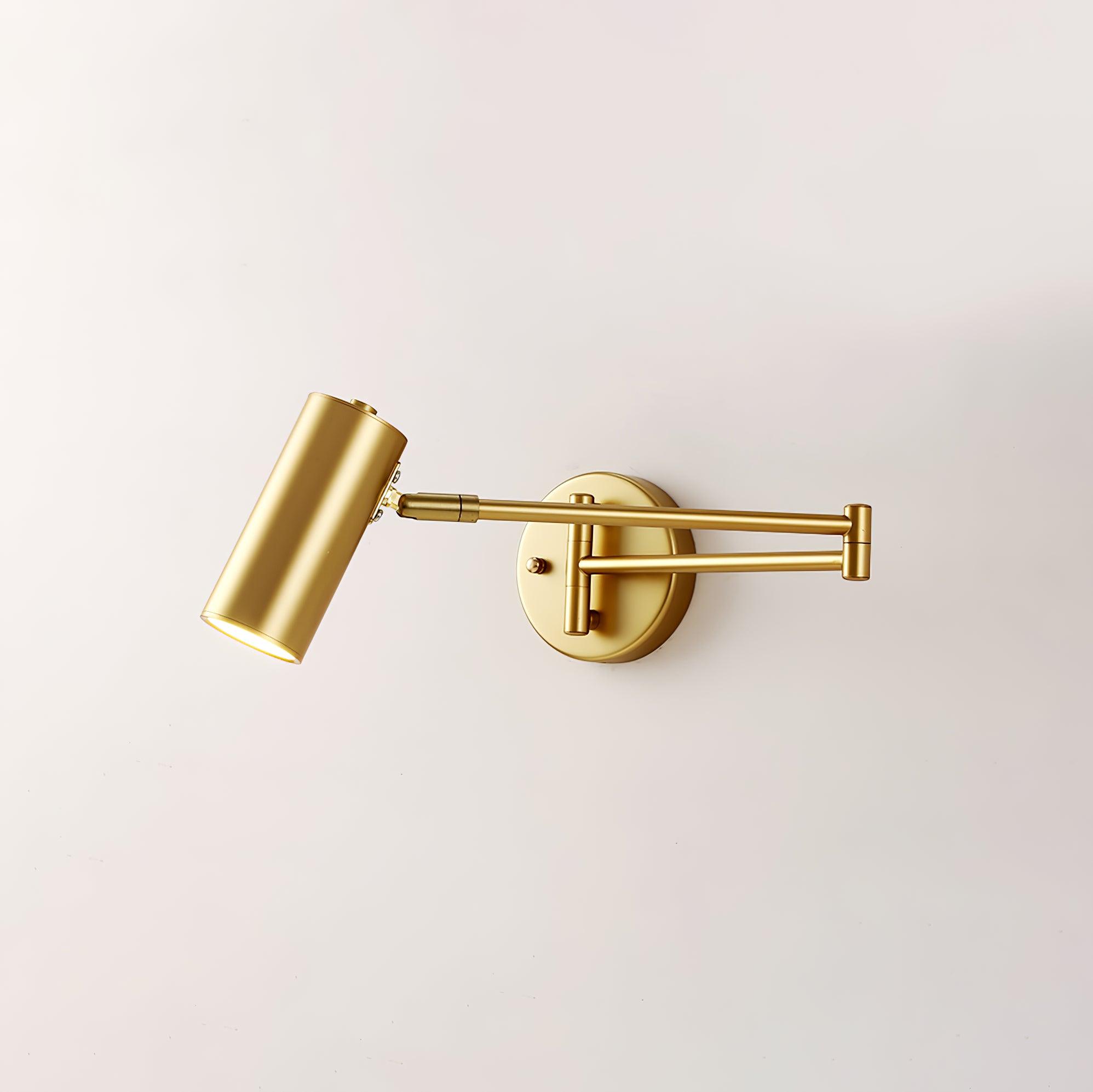 Justerbar svingarm vegglampe i høykvalitets metall med elegant design, perfekt for moderne interiør og optimal belysning.