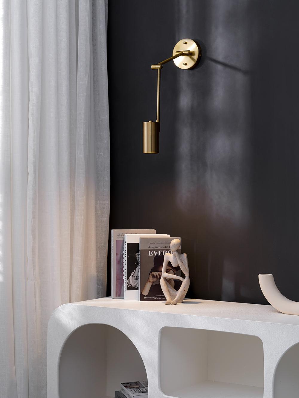 Justerbar svingarm vegglampe i høykvalitets metall med elegant design, perfekt for moderne interiør og optimal belysning.