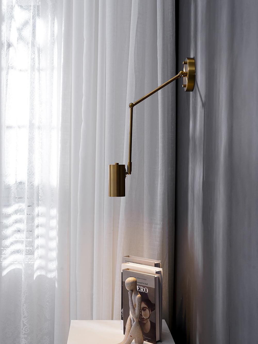 Justerbar svingarm vegglampe i høykvalitets metall med elegant design, perfekt for moderne interiør og optimal belysning.