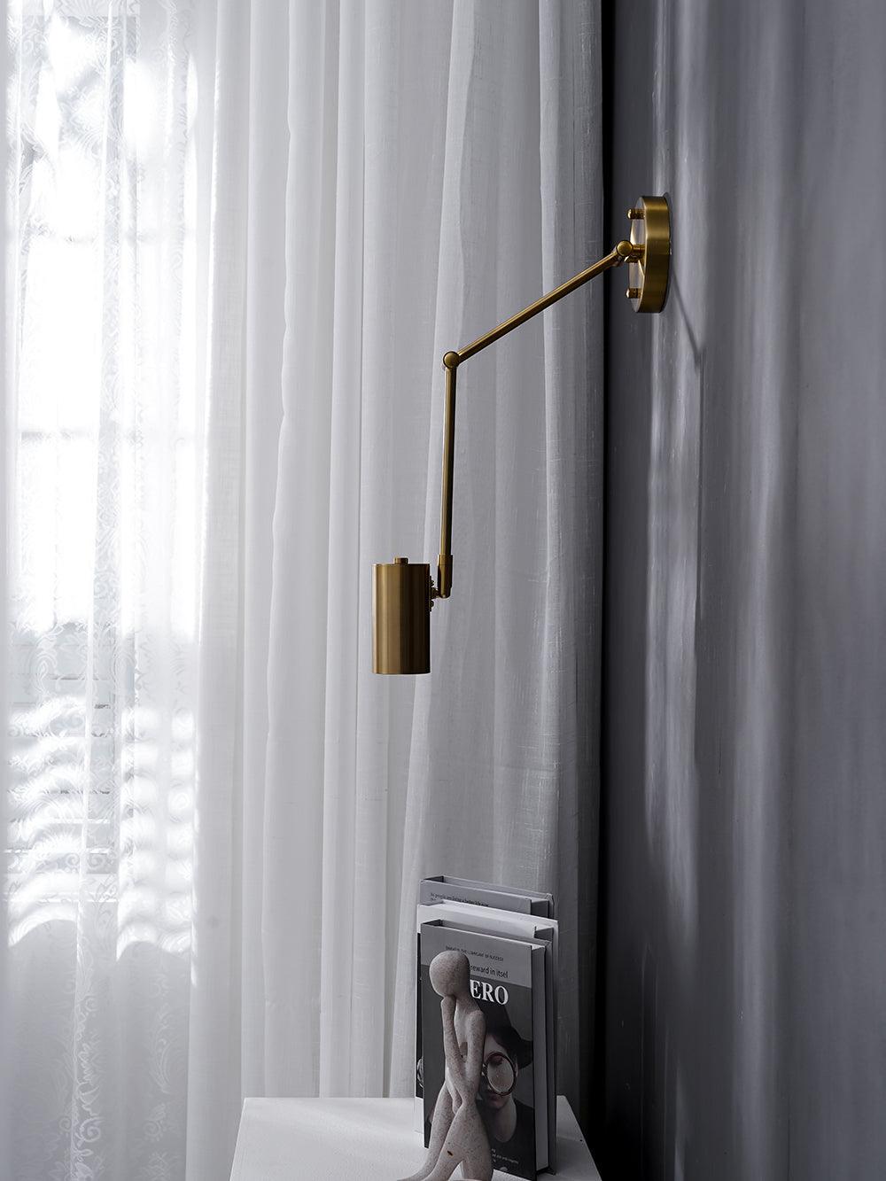 Justerbar svingarm vegglampe i høykvalitets metall med elegant design, perfekt for moderne interiør og optimal belysning.