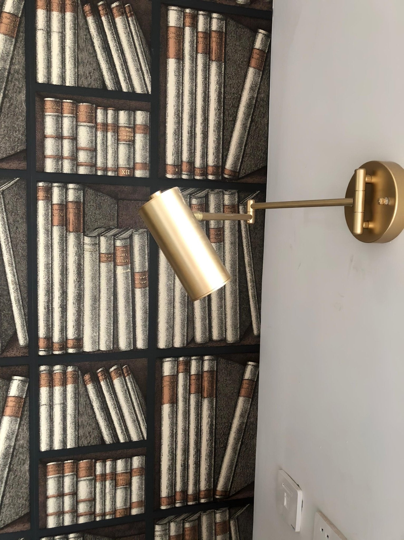 Justerbar svingarm vegglampe i høykvalitets metall med elegant design, perfekt for moderne interiør og optimal belysning.