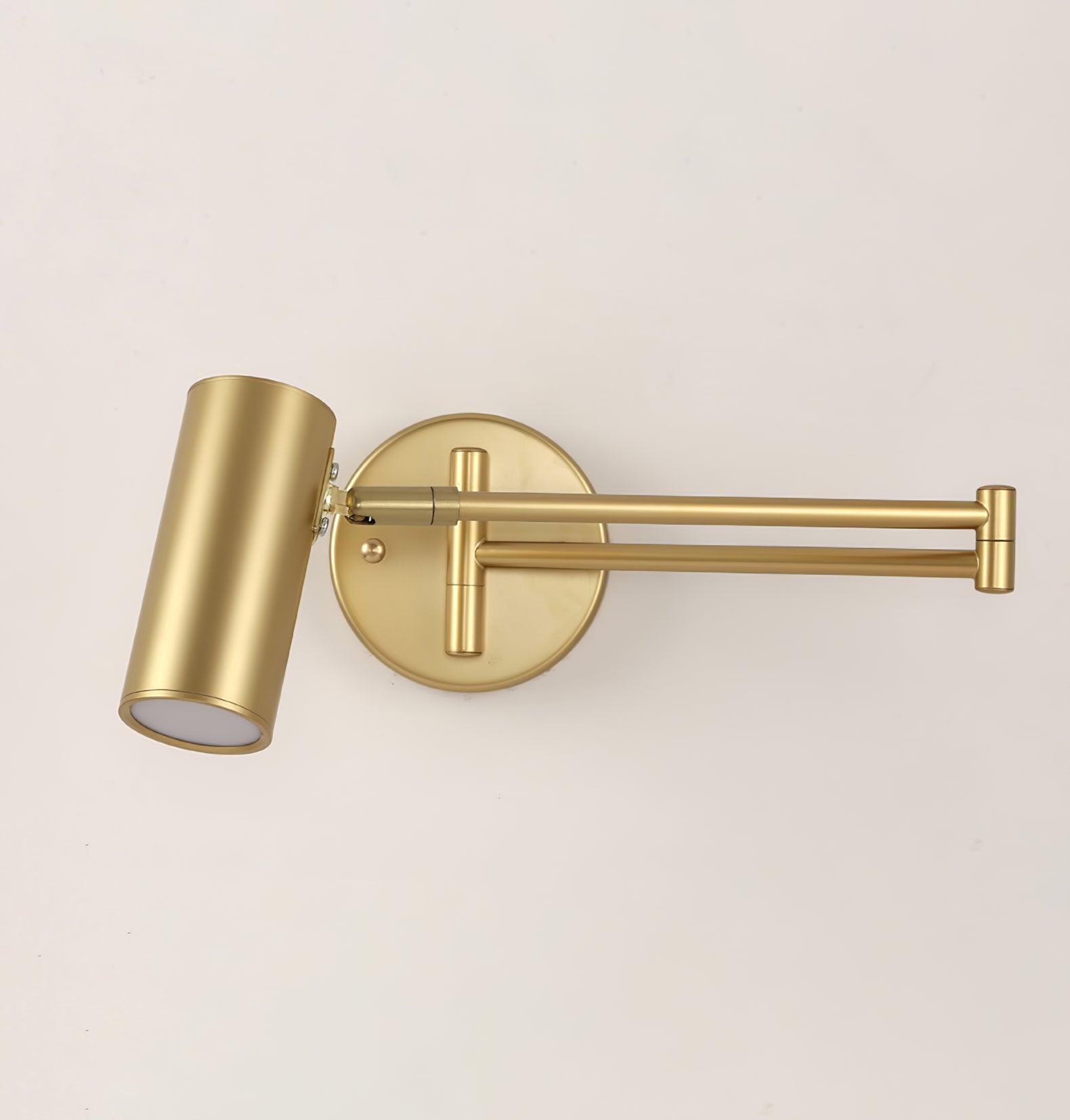 Justerbar svingarm vegglampe i høykvalitets metall med elegant design, perfekt for moderne interiør og optimal belysning.