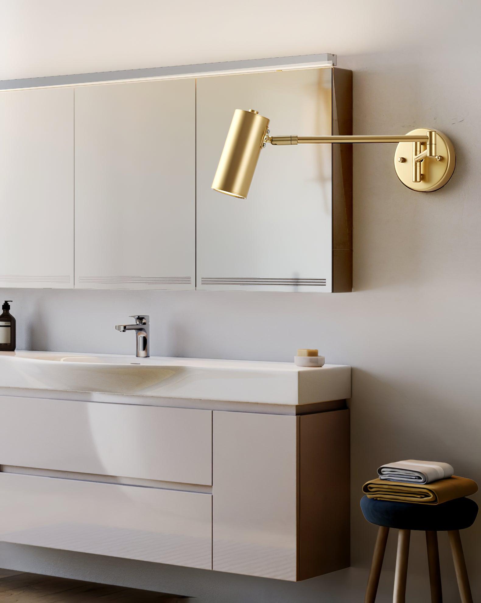 Justerbar svingarm vegglampe i høykvalitets metall med elegant design, perfekt for moderne interiør og optimal belysning.