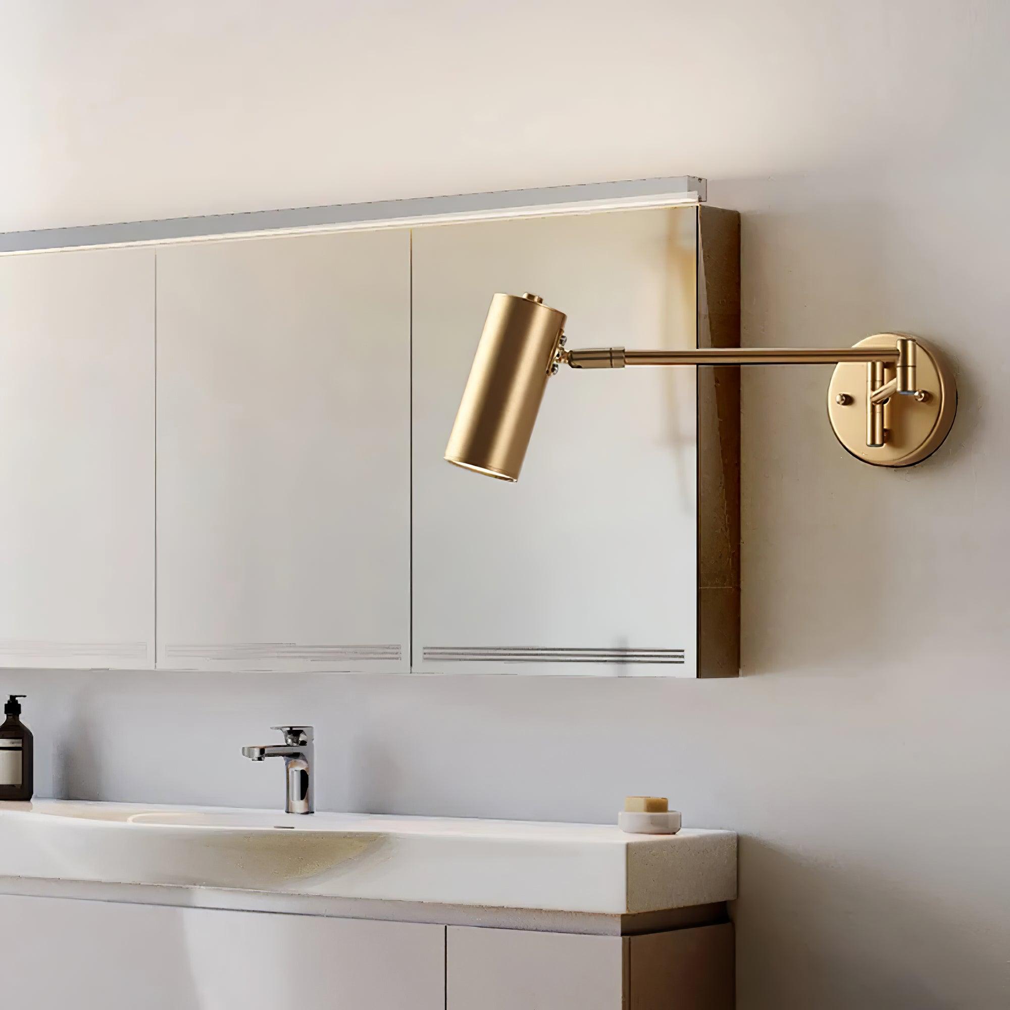 Justerbar svingarm vegglampe i høykvalitets metall med elegant design, perfekt for moderne interiør og optimal belysning.