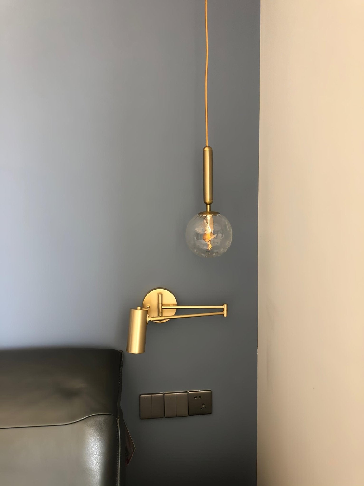 Justerbar svingarm vegglampe i høykvalitets metall med elegant design, perfekt for moderne interiør og optimal belysning.