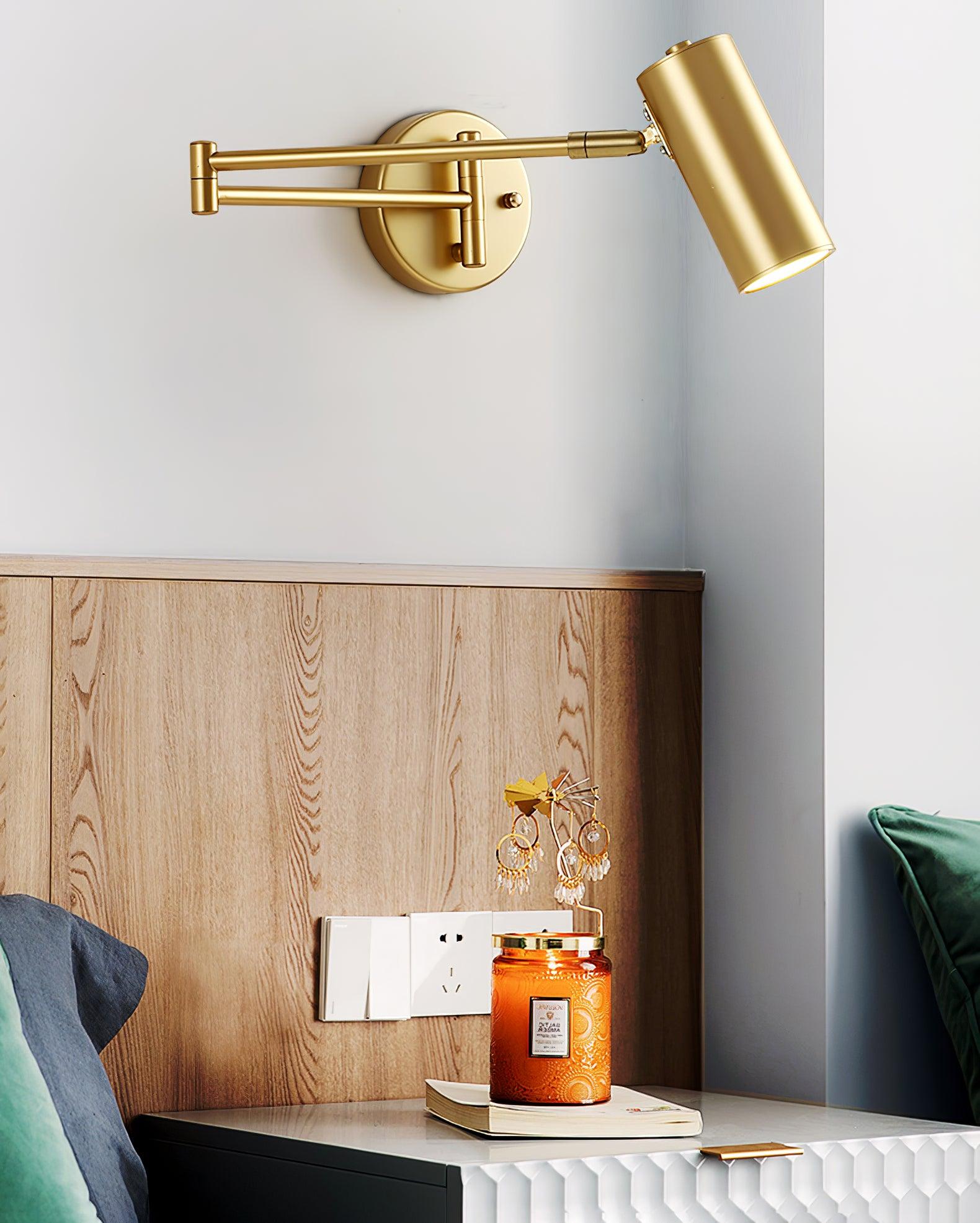 Justerbar svingarm vegglampe i høykvalitets metall med elegant design, perfekt for moderne interiør og optimal belysning.