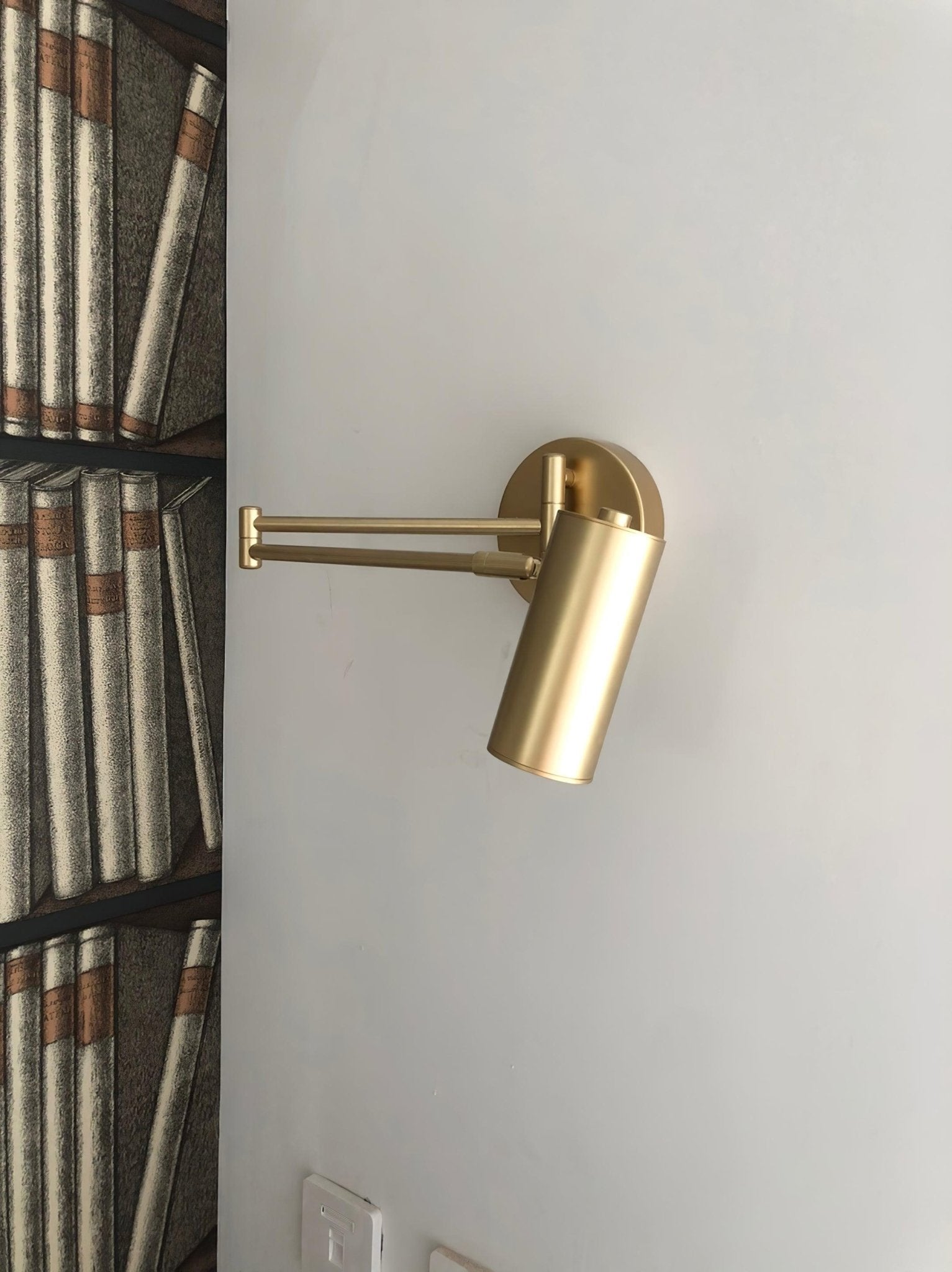 Justerbar svingarm vegglampe i høykvalitets metall med elegant design, perfekt for moderne interiør og optimal belysning.