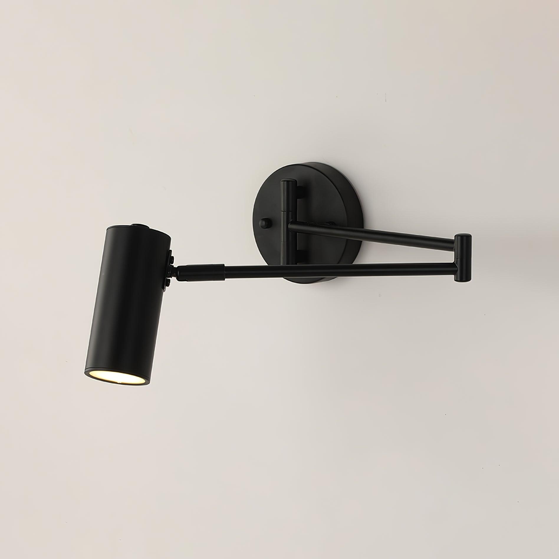 Justerbar svingarm vegglampe i høykvalitets metall med elegant design, perfekt for moderne interiør og optimal belysning.