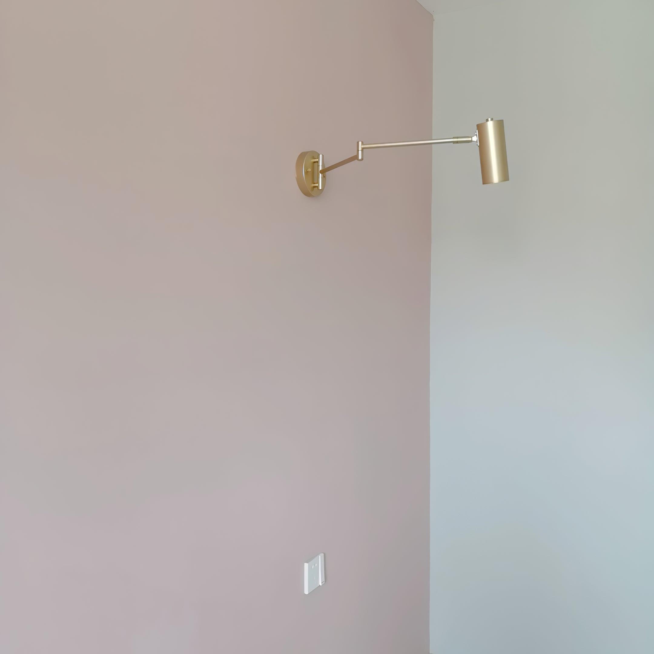 Justerbar svingarm vegglampe i høykvalitets metall med elegant design, perfekt for moderne interiør og optimal belysning.