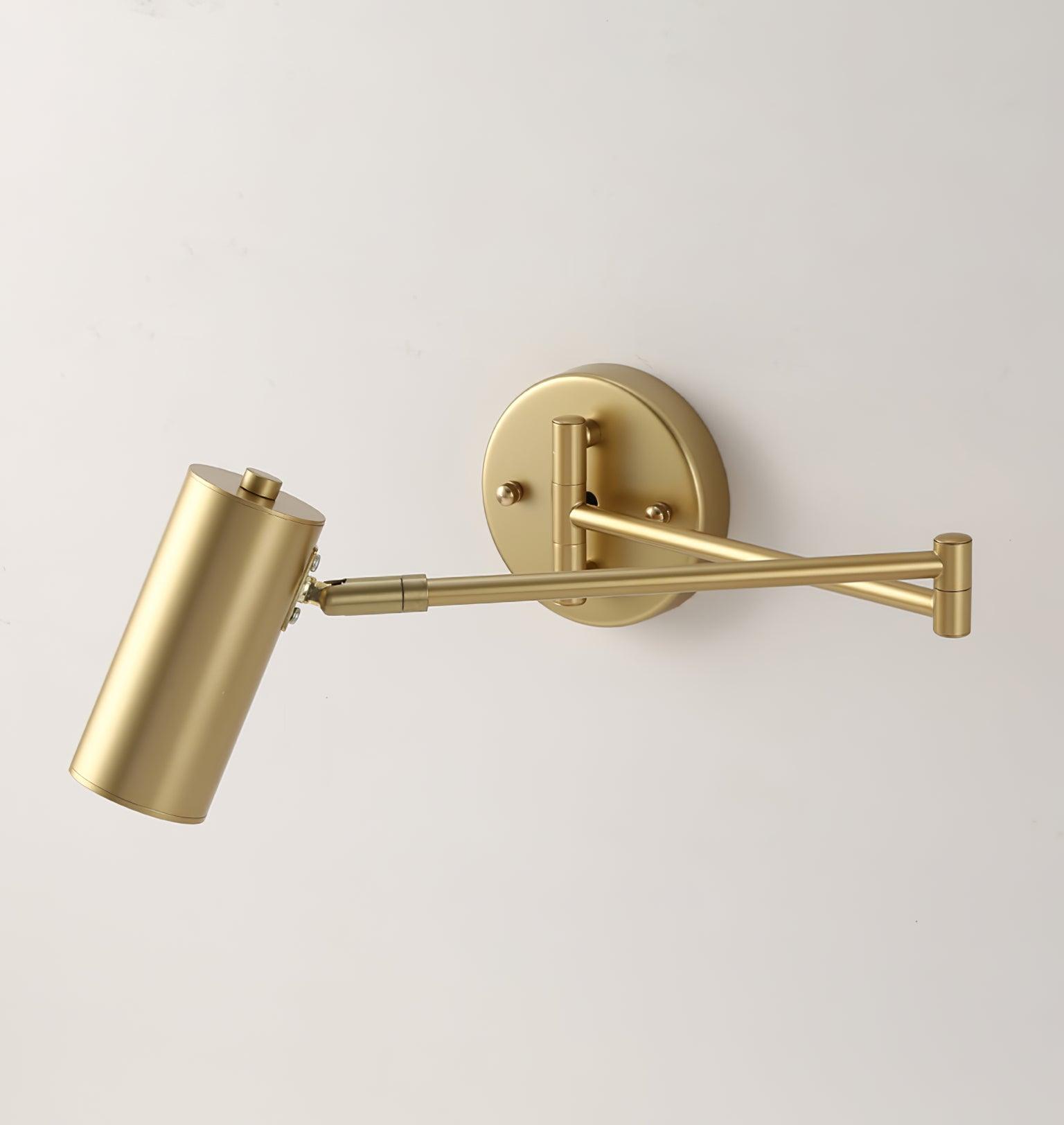 Justerbar svingarm vegglampe i høykvalitets metall med elegant design, perfekt for moderne interiør og optimal belysning.