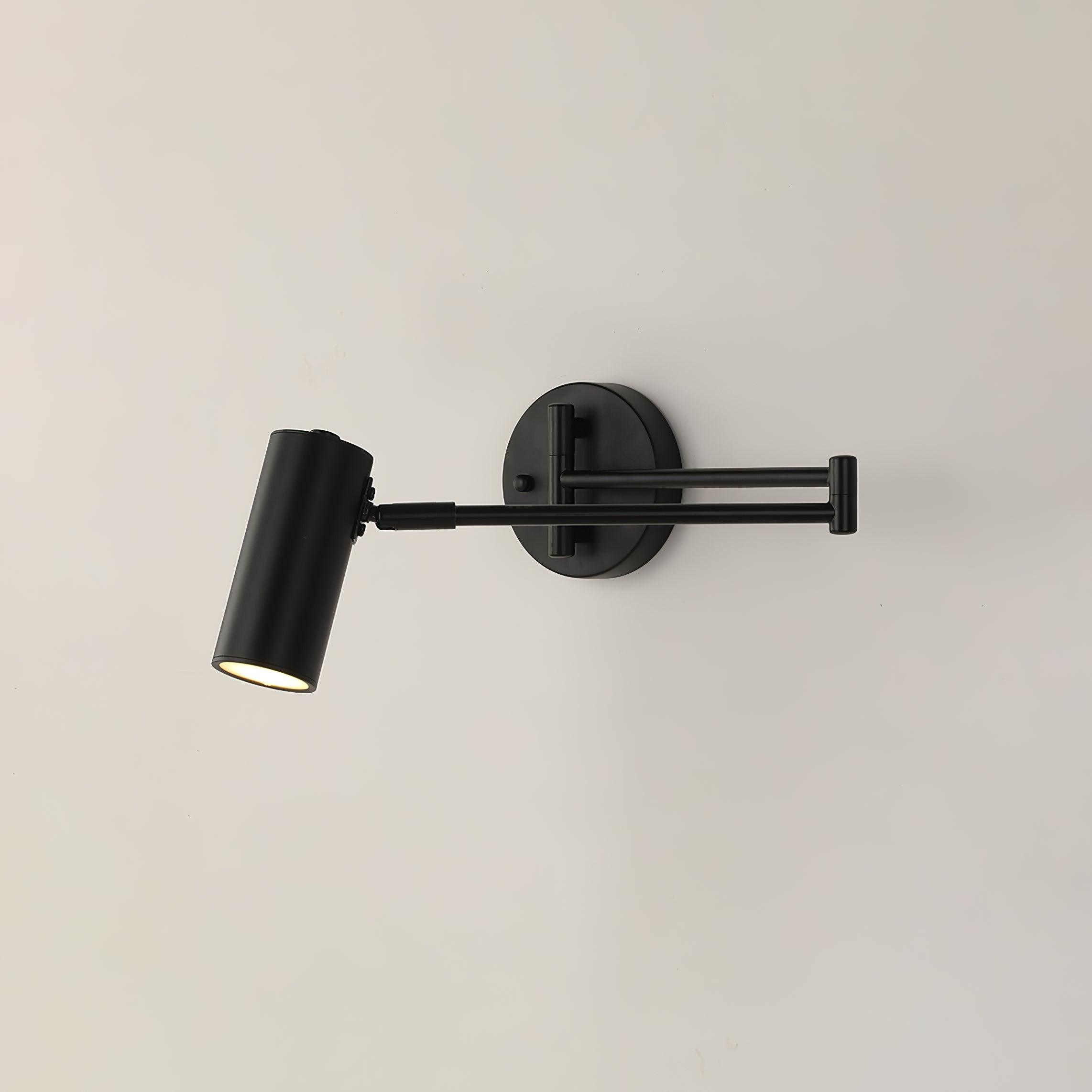 Justerbar svingarm vegglampe i høykvalitets metall med elegant design, perfekt for moderne interiør og optimal belysning.