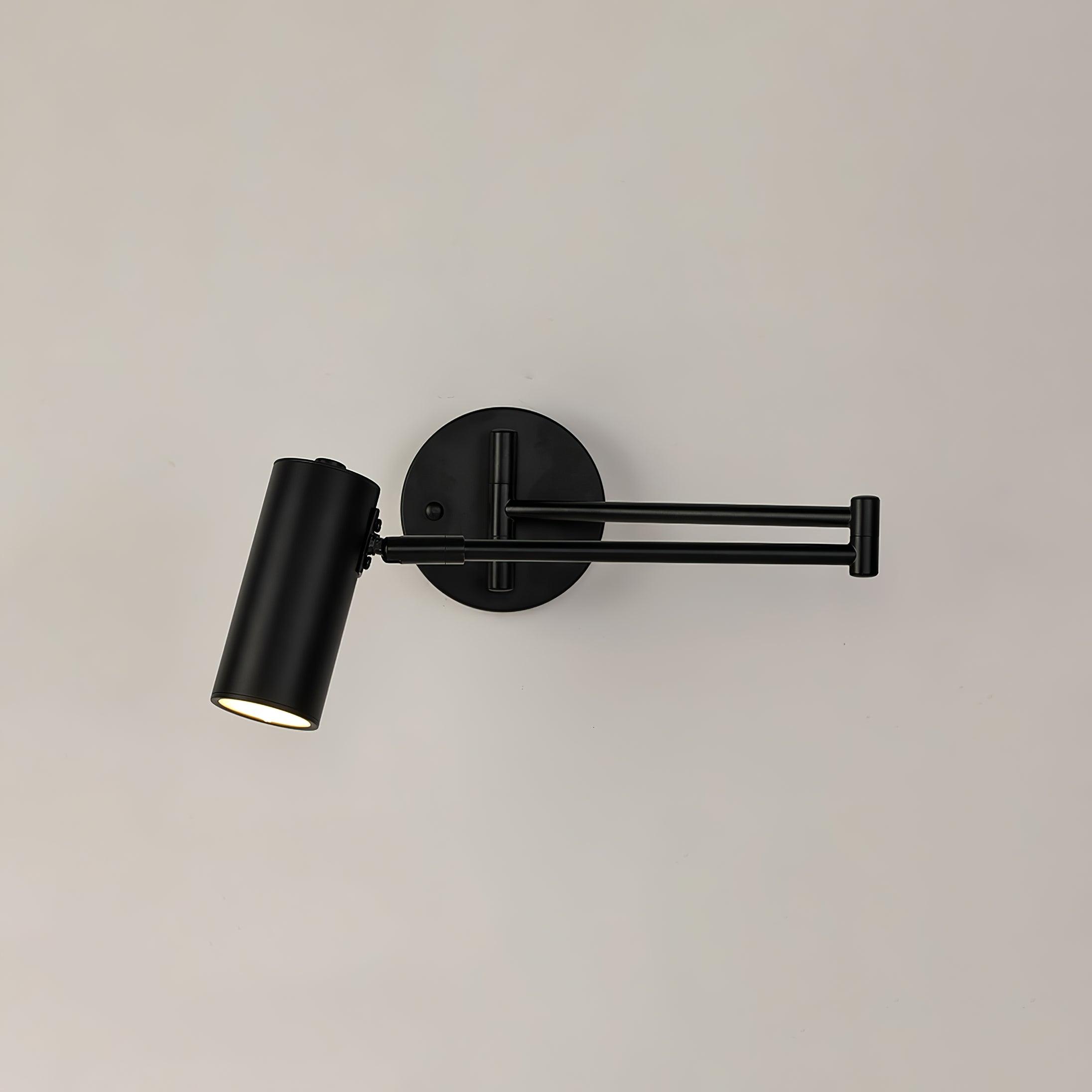Justerbar svingarm vegglampe i høykvalitets metall med elegant design, perfekt for moderne interiør og optimal belysning.