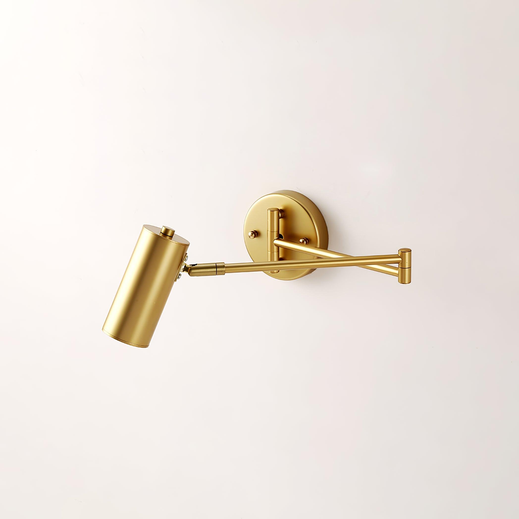 Justerbar svingarm vegglampe i høykvalitets metall med elegant design, perfekt for moderne interiør og optimal belysning.