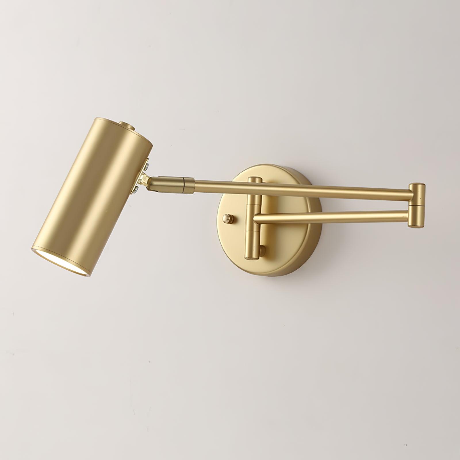 Justerbar svingarm vegglampe i høykvalitets metall med elegant design, perfekt for moderne interiør og optimal belysning.