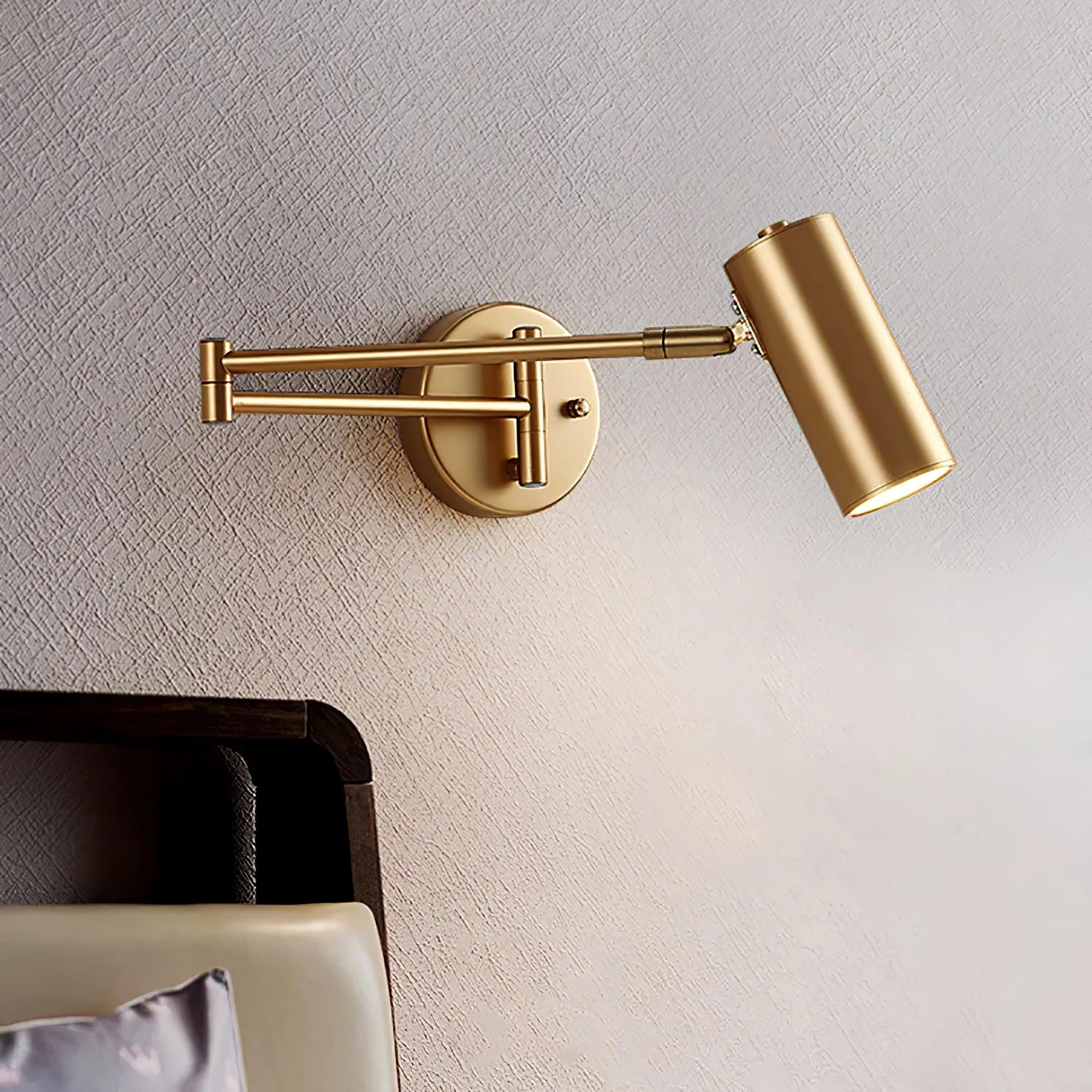 Justerbar svingarm vegglampe i høykvalitets metall med elegant design, perfekt for moderne interiør og optimal belysning.