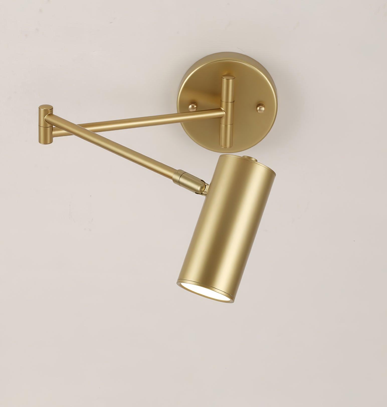 Justerbar svingarm vegglampe i høykvalitets metall med elegant design, perfekt for moderne interiør og optimal belysning.