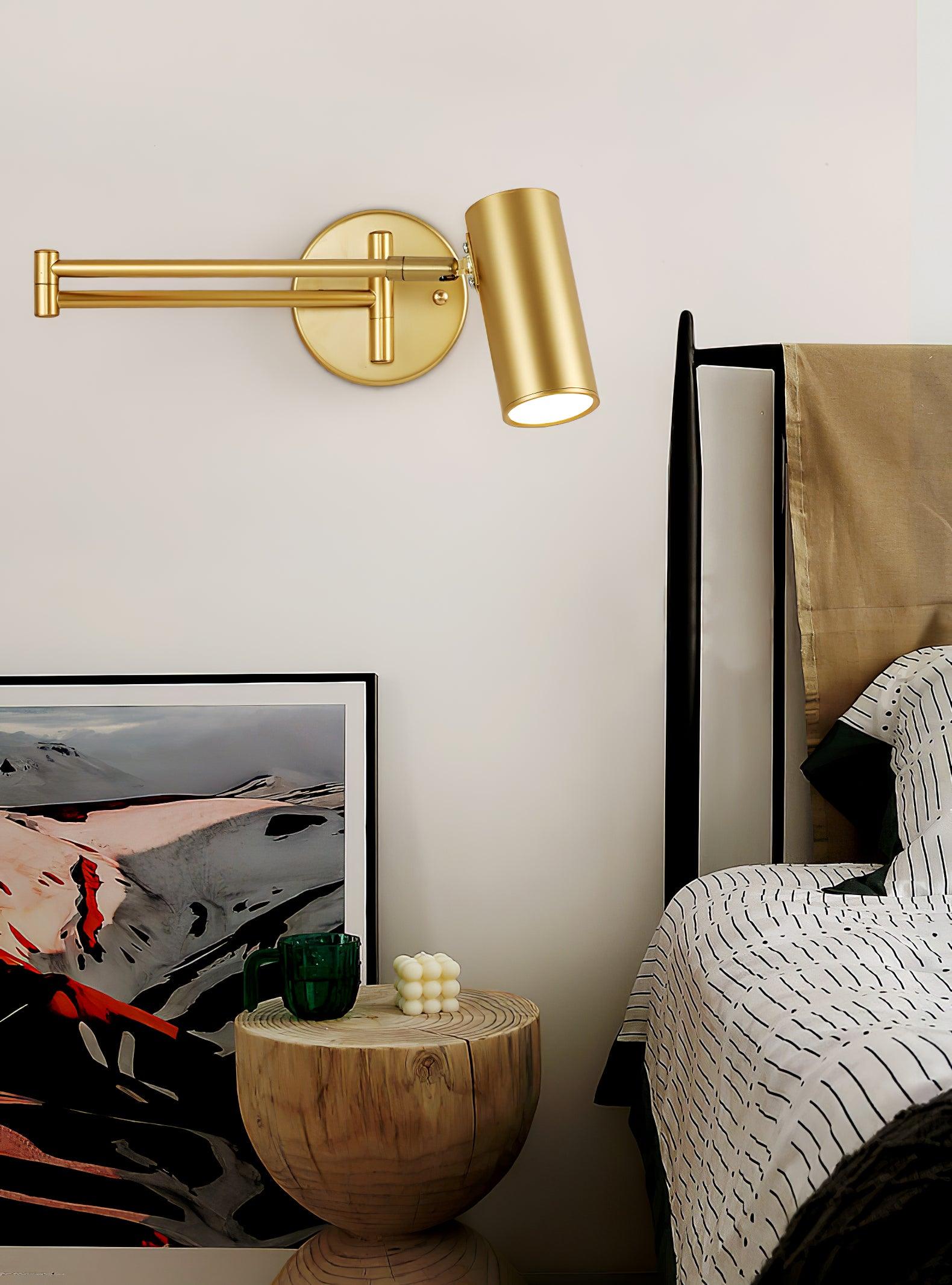 Justerbar svingarm vegglampe i høykvalitets metall med elegant design, perfekt for moderne interiør og optimal belysning.