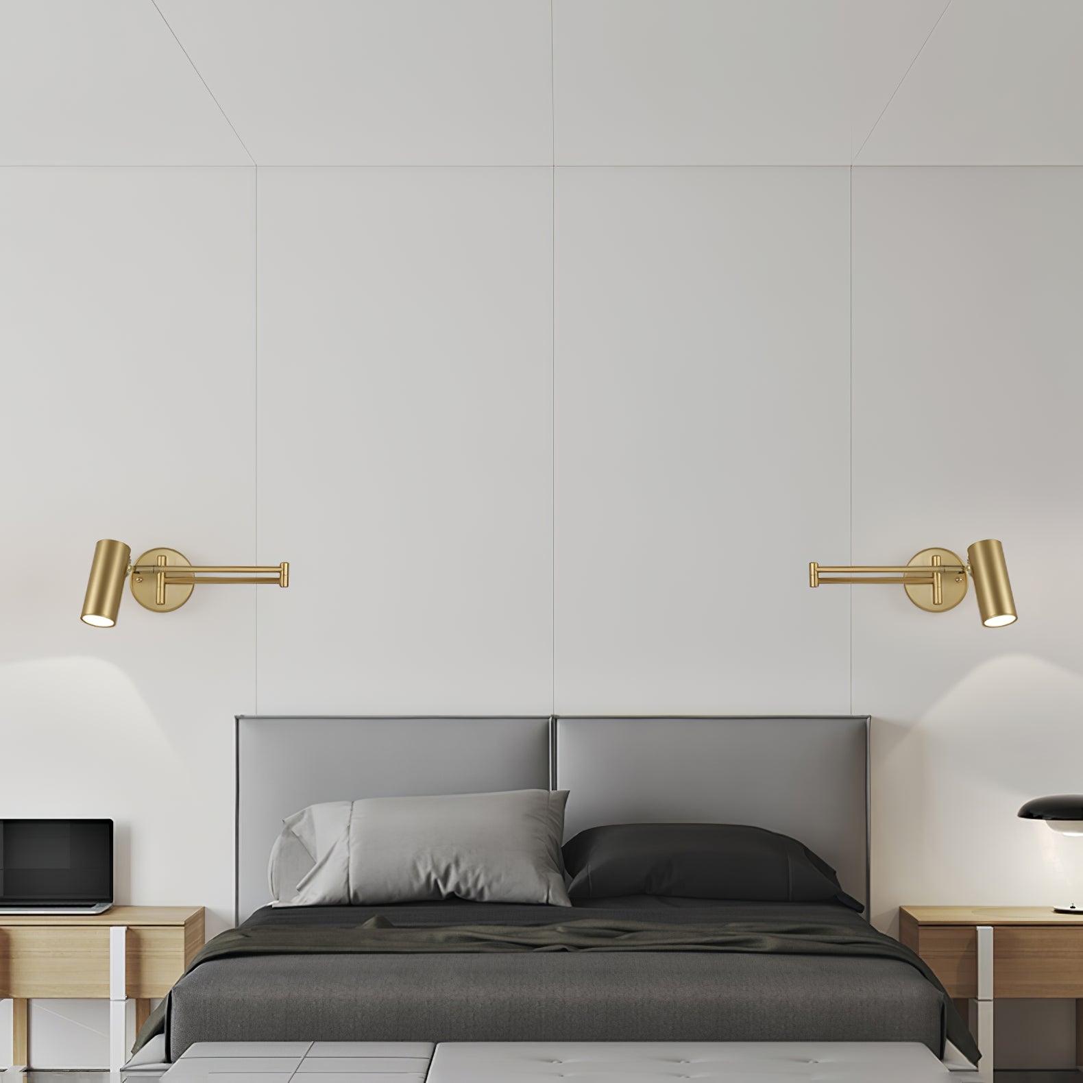 Justerbar svingarm vegglampe i høykvalitets metall med elegant design, perfekt for moderne interiør og optimal belysning.