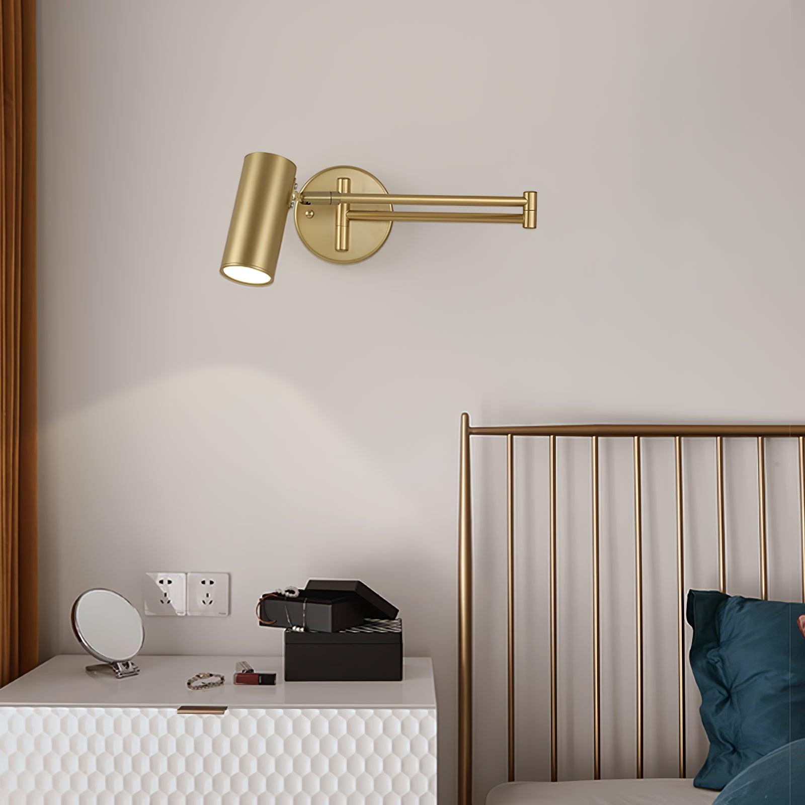 Justerbar svingarm vegglampe i høykvalitets metall med elegant design, perfekt for moderne interiør og optimal belysning.