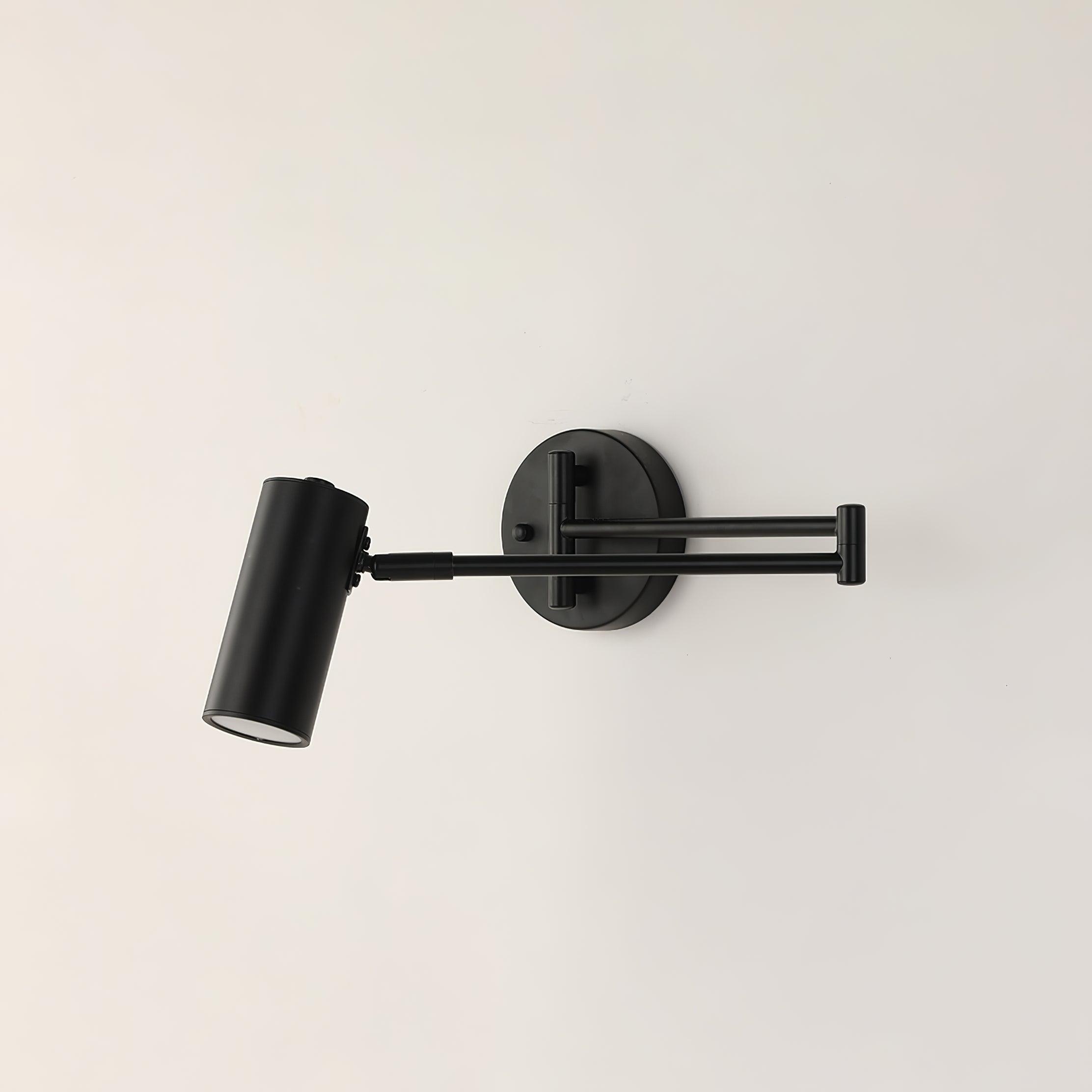 Justerbar svingarm vegglampe i høykvalitets metall med elegant design, perfekt for moderne interiør og optimal belysning.