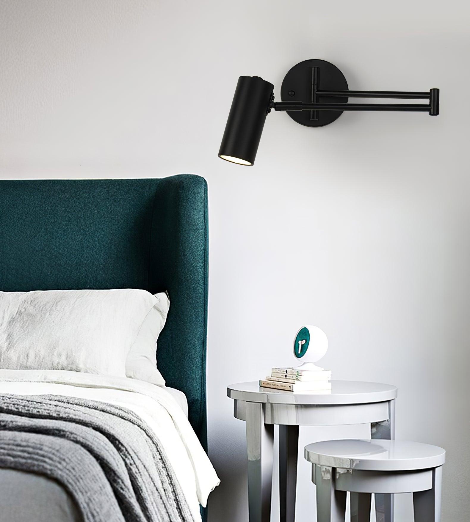 Justerbar svingarm vegglampe i høykvalitets metall med elegant design, perfekt for moderne interiør og optimal belysning.