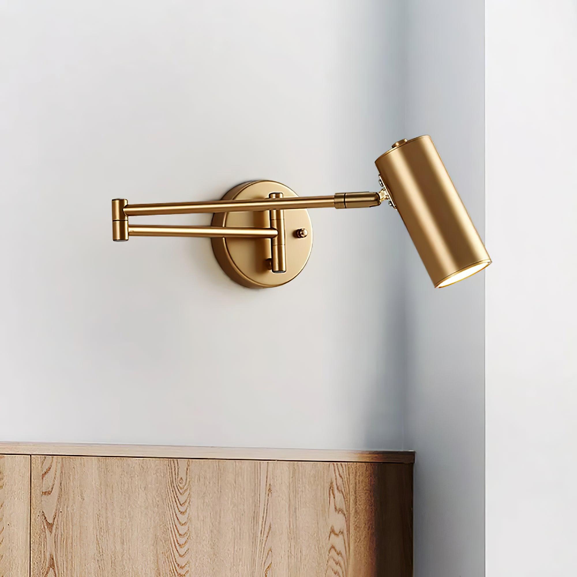 Justerbar svingarm vegglampe i høykvalitets metall med elegant design, perfekt for moderne interiør og optimal belysning.