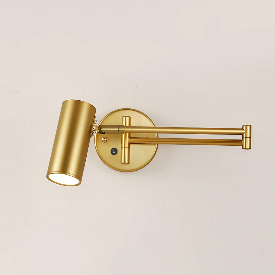 Justerbar svingarm vegglampe i høykvalitets metall med elegant design, perfekt for moderne interiør og optimal belysning.