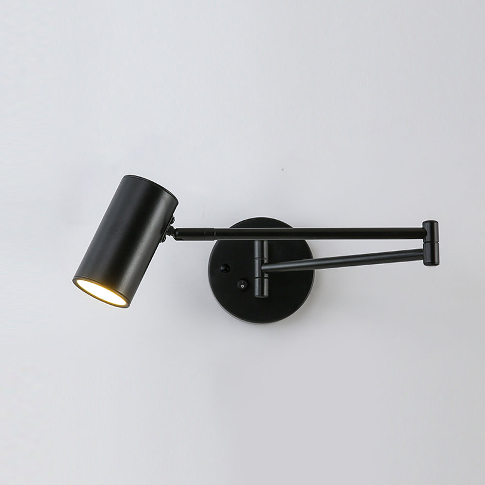 Justerbar svingarm vegglampe i høykvalitets metall med elegant design, perfekt for moderne interiør og optimal belysning.