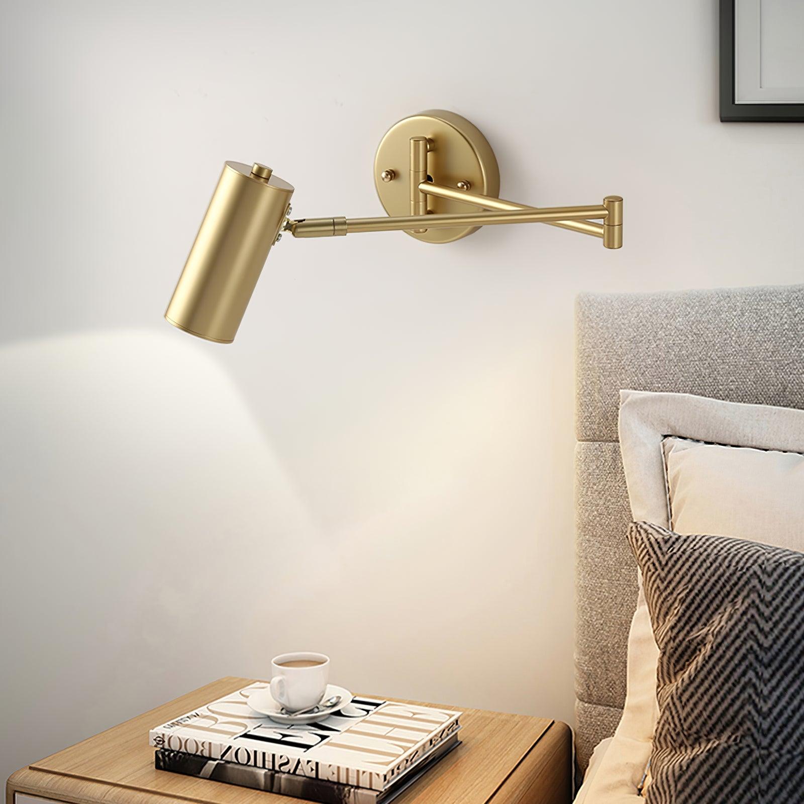 Justerbar svingarm vegglampe i høykvalitets metall med elegant design, perfekt for moderne interiør og optimal belysning.