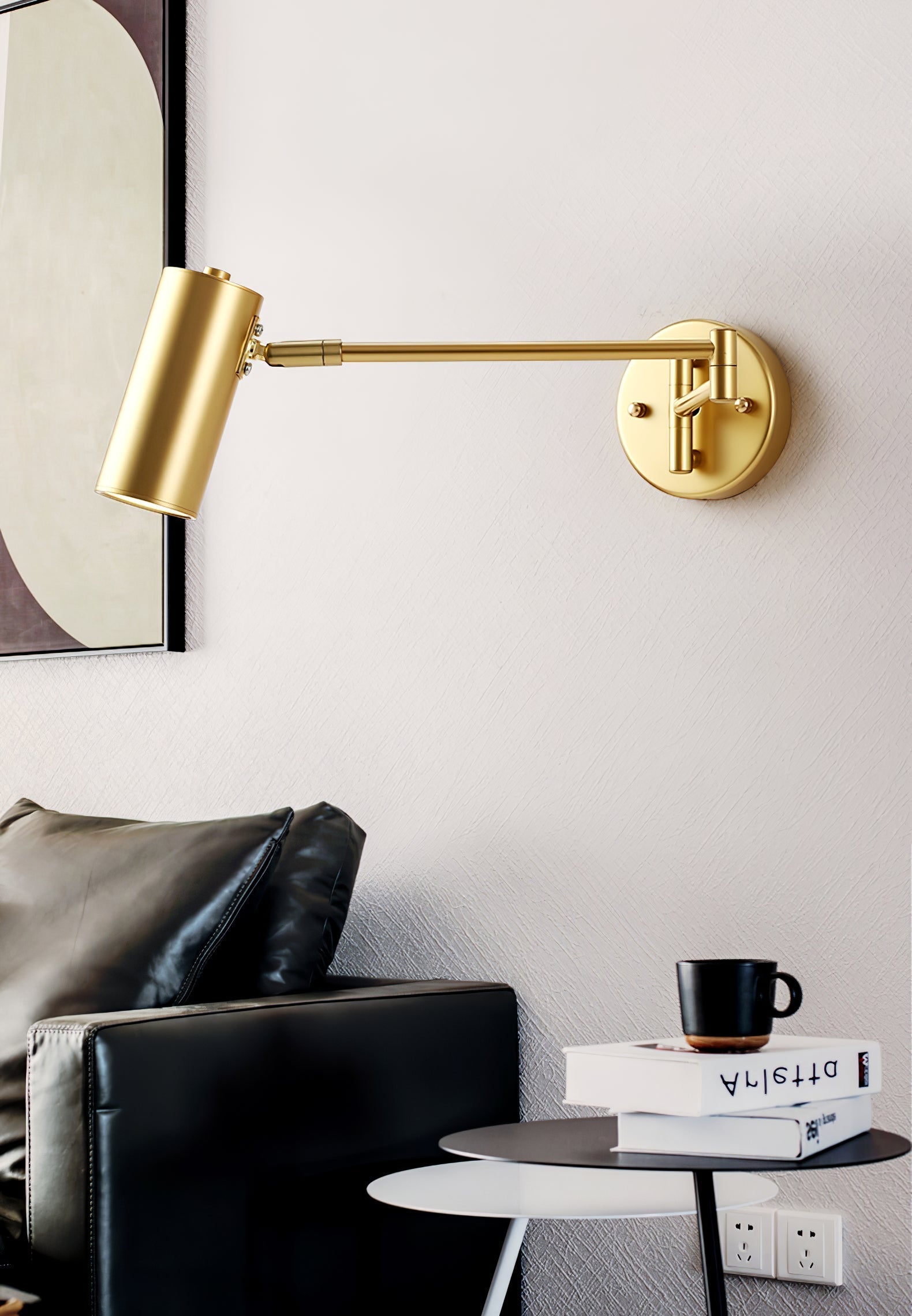 Justerbar svingarm vegglampe i høykvalitets metall med elegant design, perfekt for moderne interiør og optimal belysning.