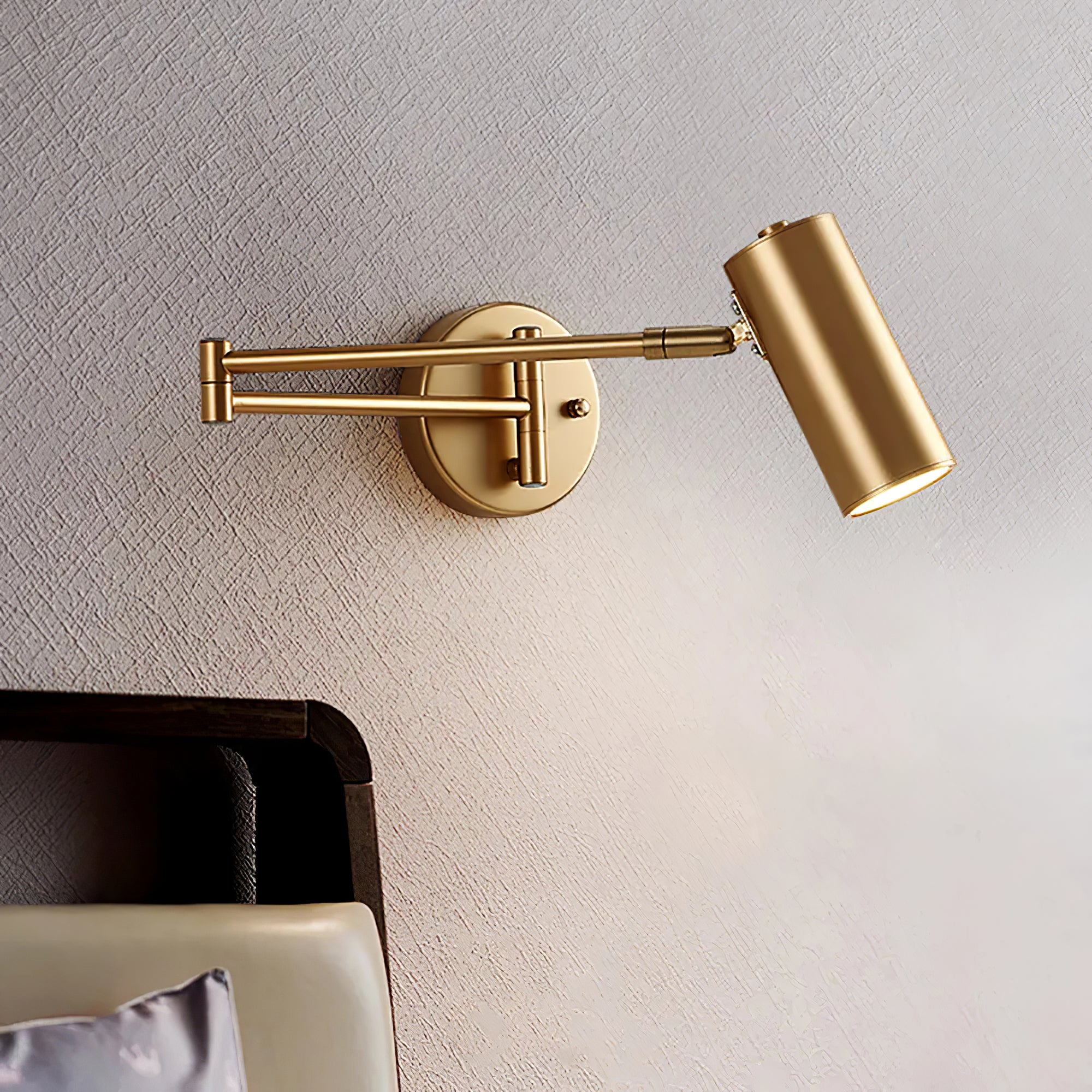 Justerbar svingarm vegglampe i høykvalitets metall med elegant design, perfekt for moderne interiør og optimal belysning.