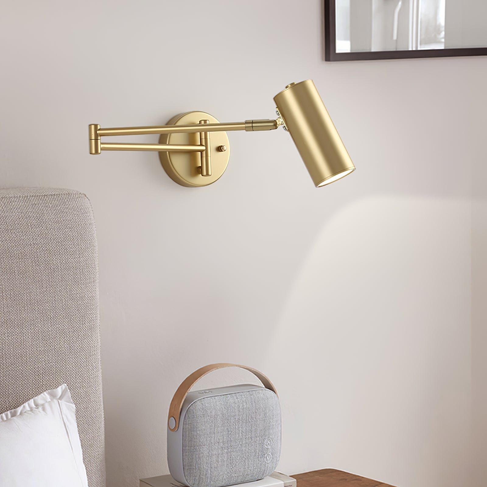 Justerbar svingarm vegglampe i høykvalitets metall med elegant design, perfekt for moderne interiør og optimal belysning.